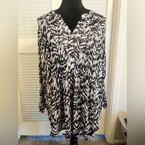 Ava & Grace Monochrome Abstract Top